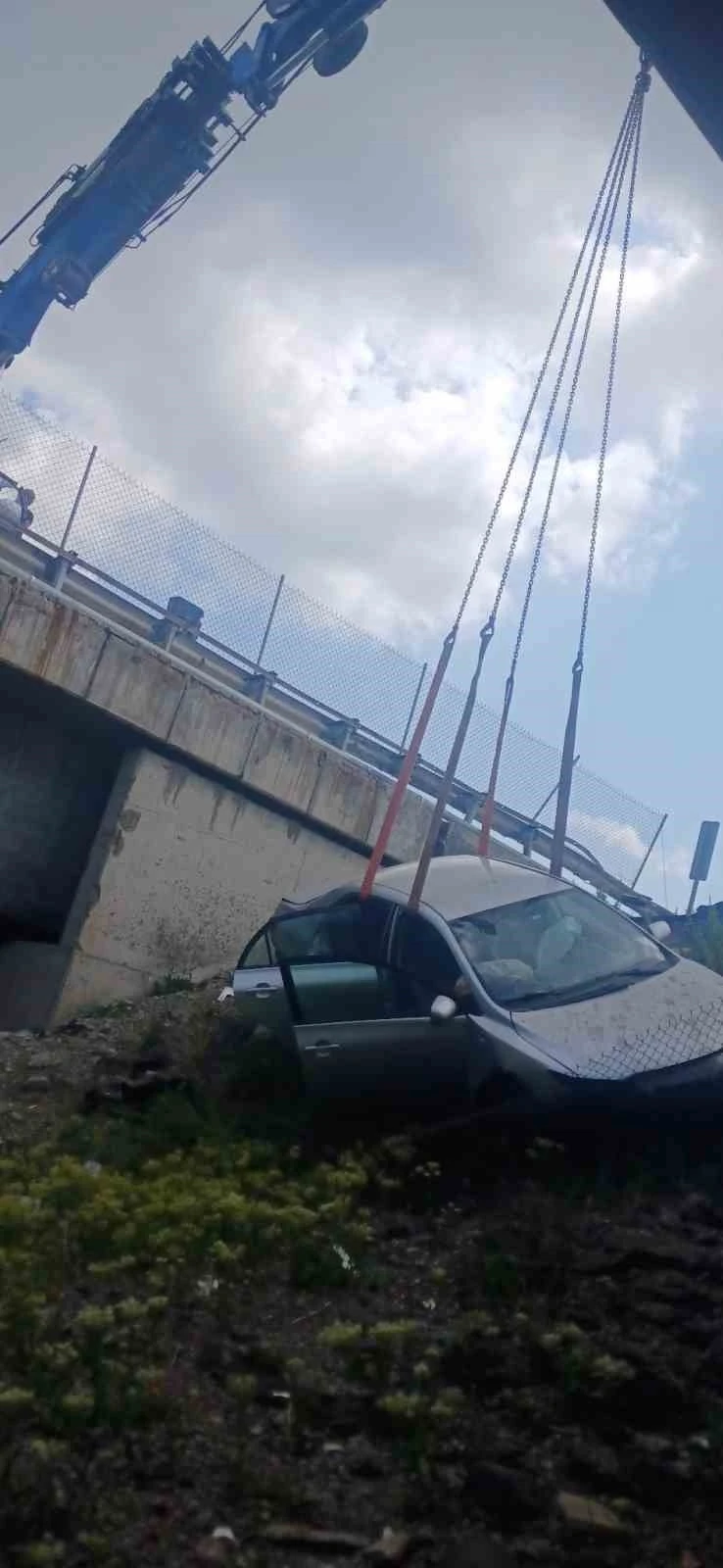 Otomobil köprüden uçtu: 2 yaralı
