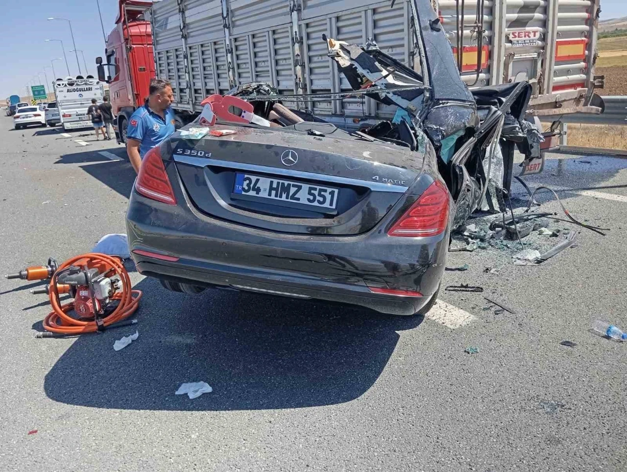 Otomobil, lastiği patlayan tıra arkadan çarptı: 2 ölü, 1 yaralı
