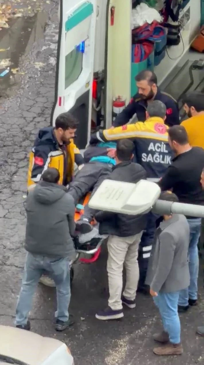 Otomobil motokuryeye &ccedil;arptı: 1 yaralı
