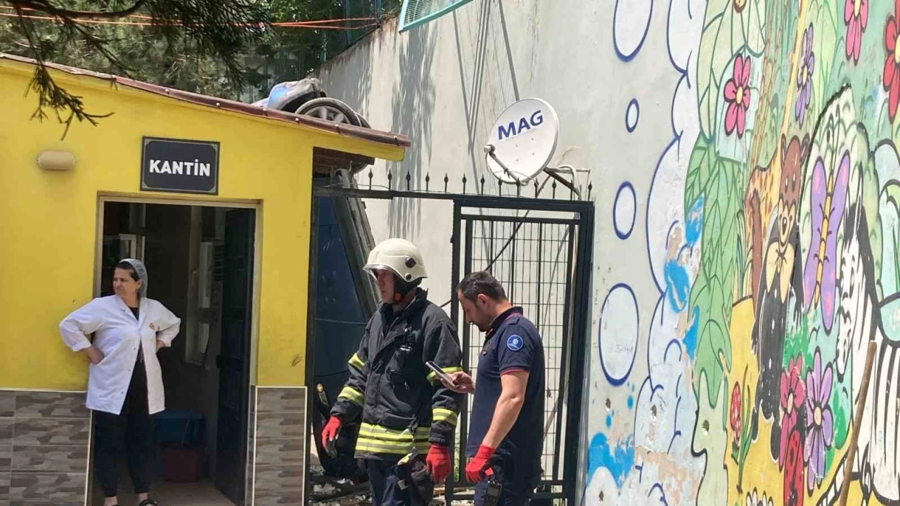 Otomobil okul bahçesine uçtu, öğrencilerin derste olması faciayı önledi: 1 yaralı

