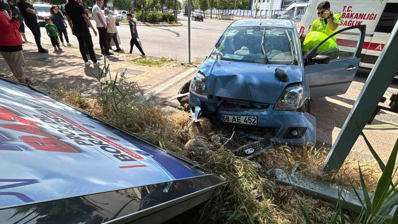 Otomobil &ouml;nce kaldırıma sonra reklam tabelasına &ccedil;arptı: 2 yaralı

