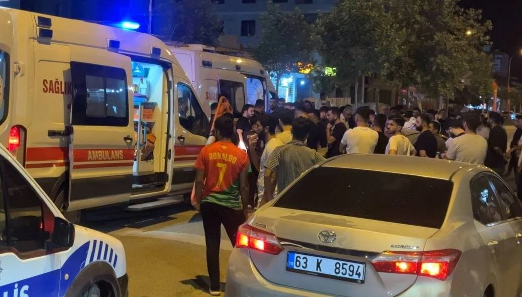 Otomobil park halindeki araçlara çarptı: 4 yaralı
