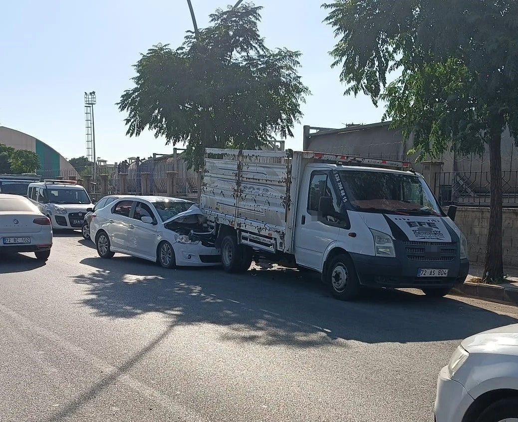 Otomobil park halindeki kamyonete çarptı: 1 yaralı
