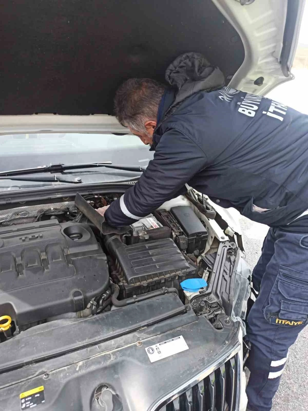 Otomobil refüje çarptı: 2 yaralı
