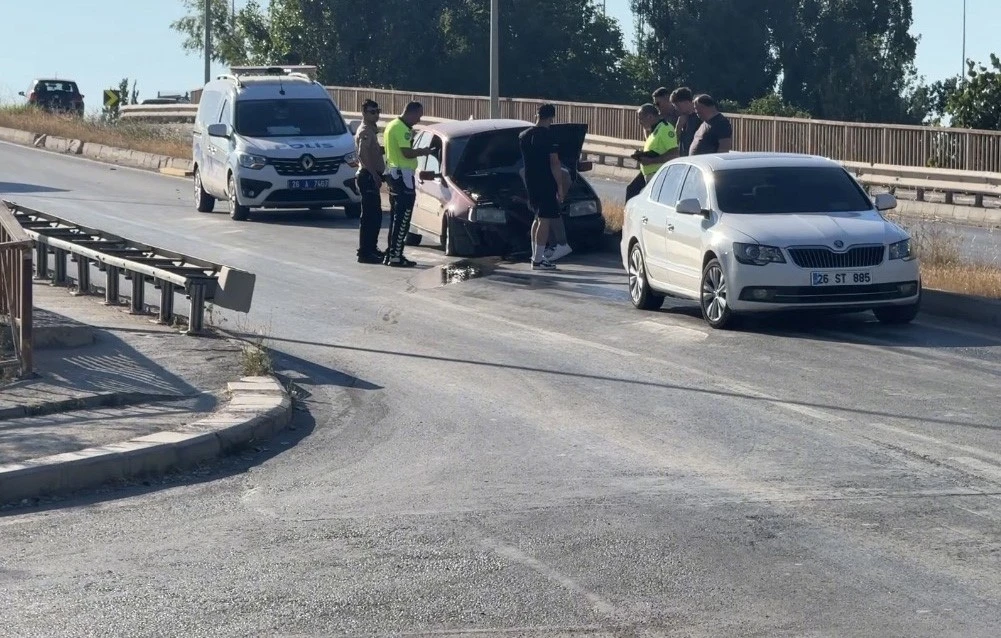 Otomobil ref&uuml;je &ccedil;ıktı, yola d&ouml;k&uuml;len yağ trafiği tehlikeye d&uuml;ş&uuml;rd&uuml;
