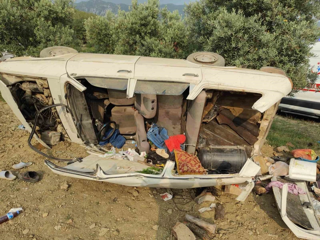 Otomobil şarampole devrildi: 3 yaralı
