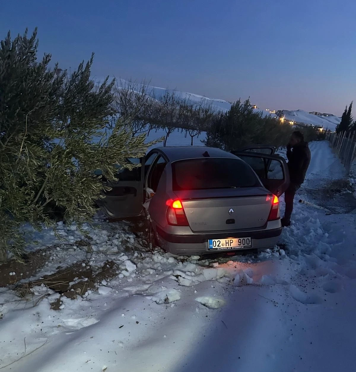 Otomobil şarampole girdi: 2 yaralı
