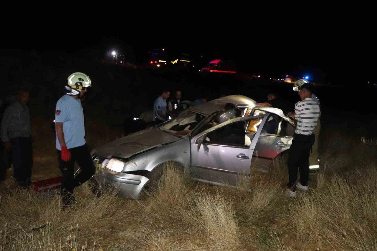 Otomobil takla atarak şarampole u&ccedil;tu: 3 yaralı
