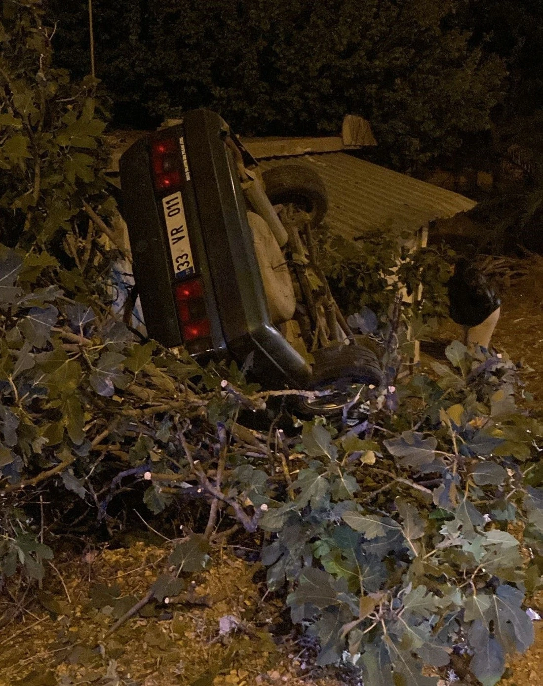 Otomobil takla atıp, eve çarptı sürücü öldü
