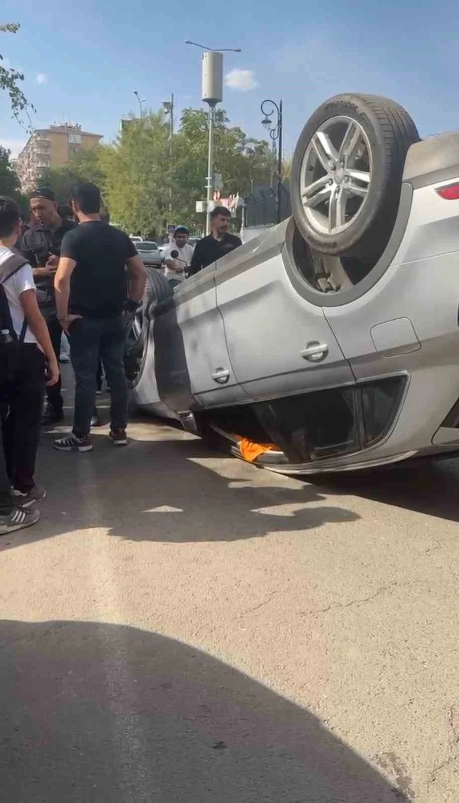Otomobil takla attı ehliyetsiz sürücü olay yerinden kaçtı
