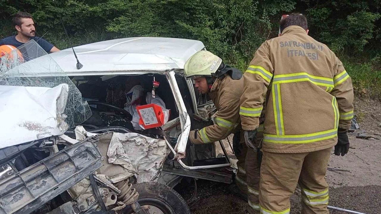 Otomobil tıra &ccedil;arptı: 1&rsquo;i ağır 3 yaralı

