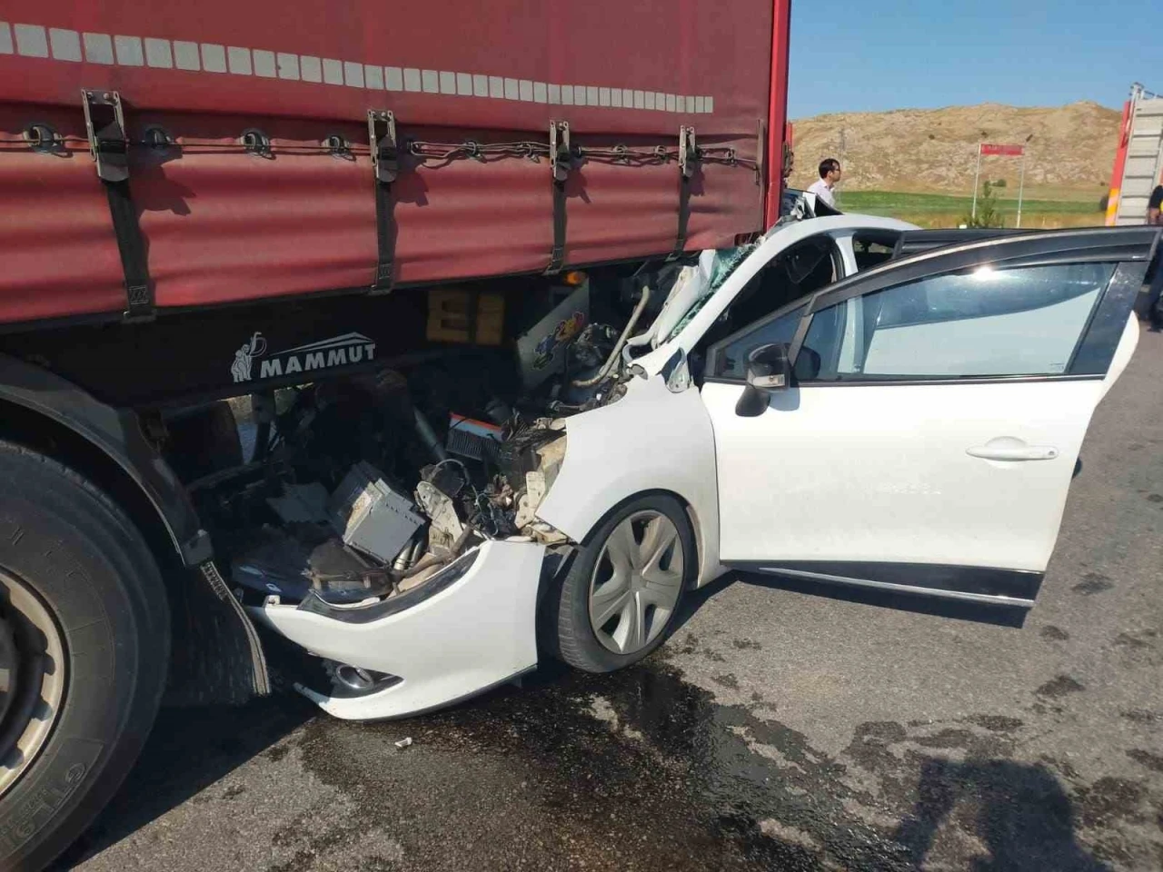 Otomobil tıra çarptı: 2’si çocuk 6 yaralı
