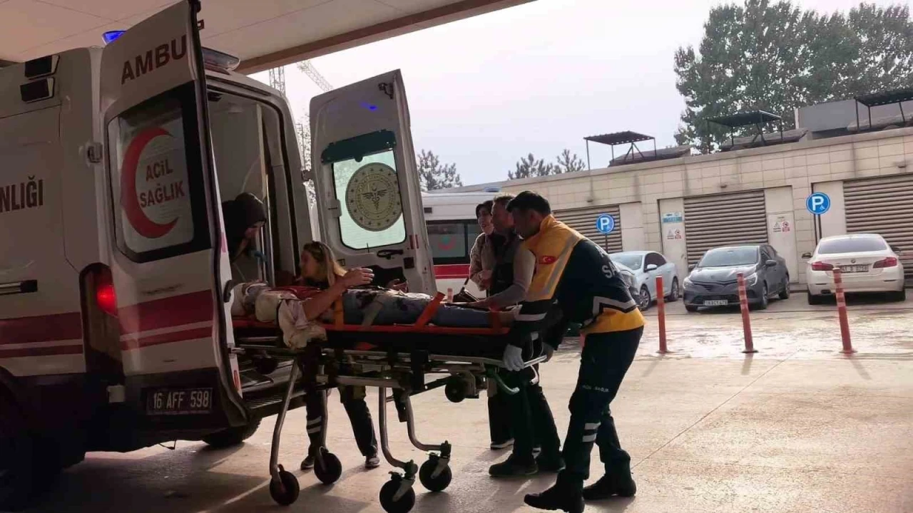 Otomobil tırın altına girdi: 4 yaralı
