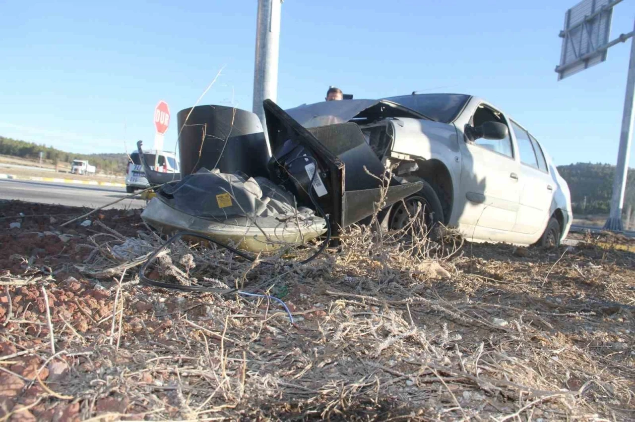 Otomobil trafik ışığı direğine &ccedil;arptı: 2 yaralı
