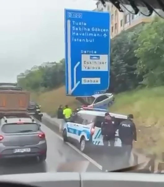 Otomobil trafik levhasına çarptı: 1 yaralı
