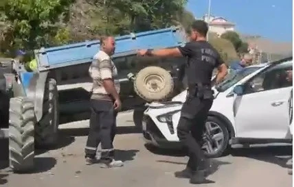 Otomobil traktöre arkadan çarptı
