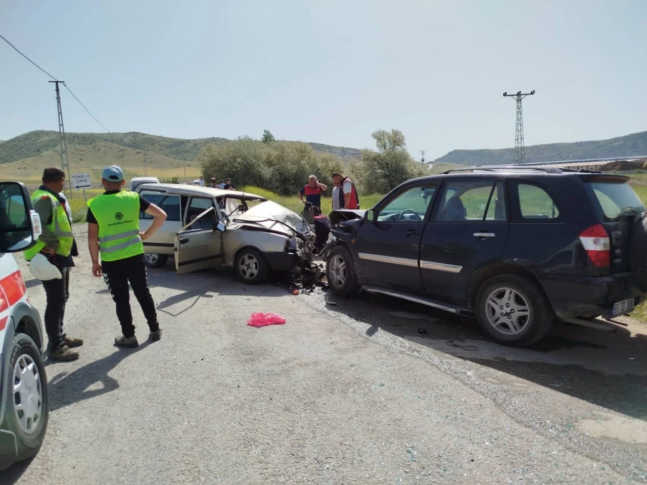 Otomobil ve cip kafa kafaya çarpıştı: 1’i ağır 6 yaralı
