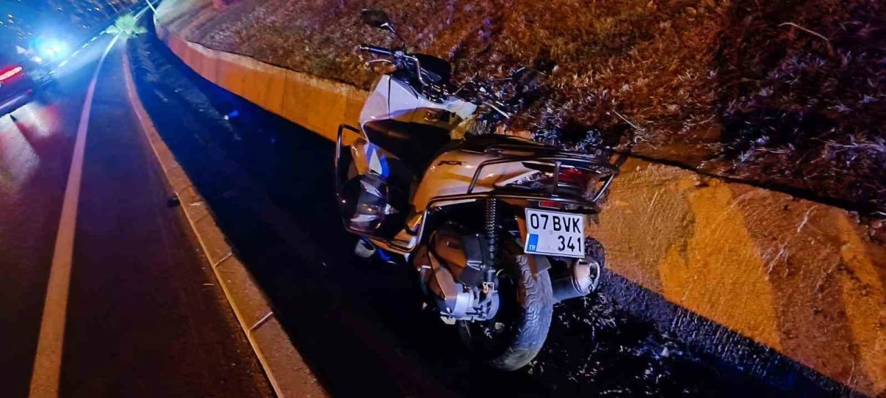 Otomobil yayaya yol vermek için duran motosiklete çarptı: 1 yaralı
