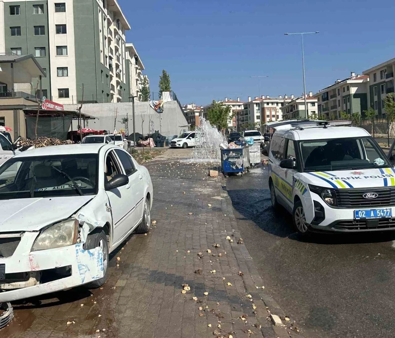 Otomobil yer &uuml;st&uuml; yangın hidrantını devirip ge&ccedil;ti
