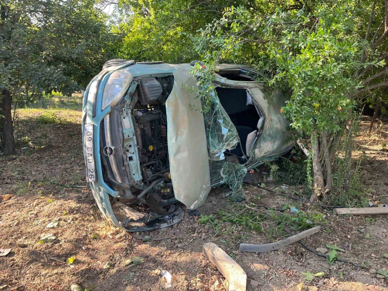 Otomobil yol kenarındaki tarlaya girip yan yattı: 4 yaralı
