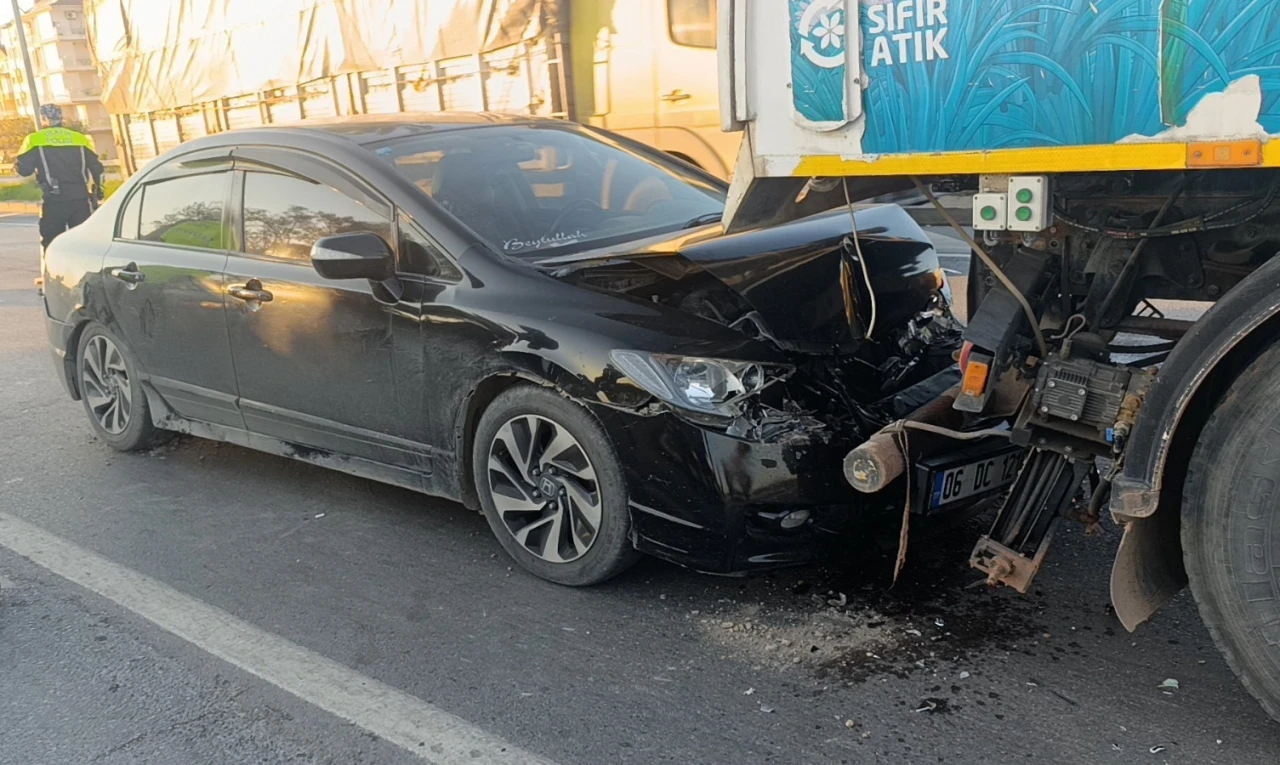 Otomobil yol s&uuml;p&uuml;rme aracıyla &ccedil;arpıştı
