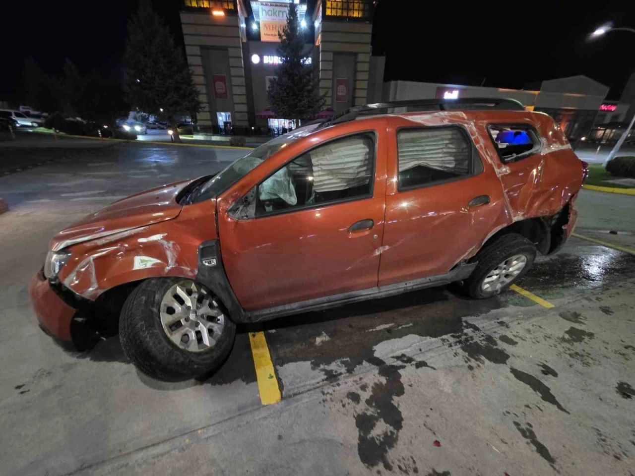 Otomobil yoldan çıkarak bariyerlere çarptı, 2 kişi yaralandı
