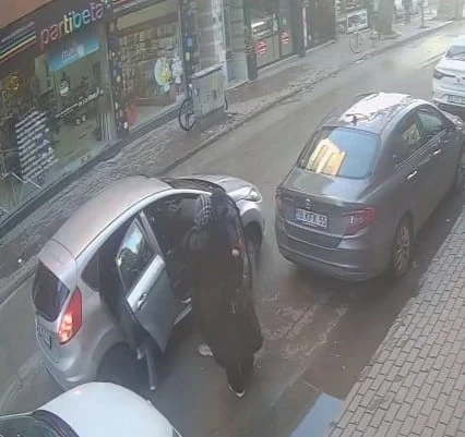 Otomobildeki &ccedil;ocuklar arkadan minib&uuml;s&uuml;n &ccedil;arpmasıyla şoku yaşadı
