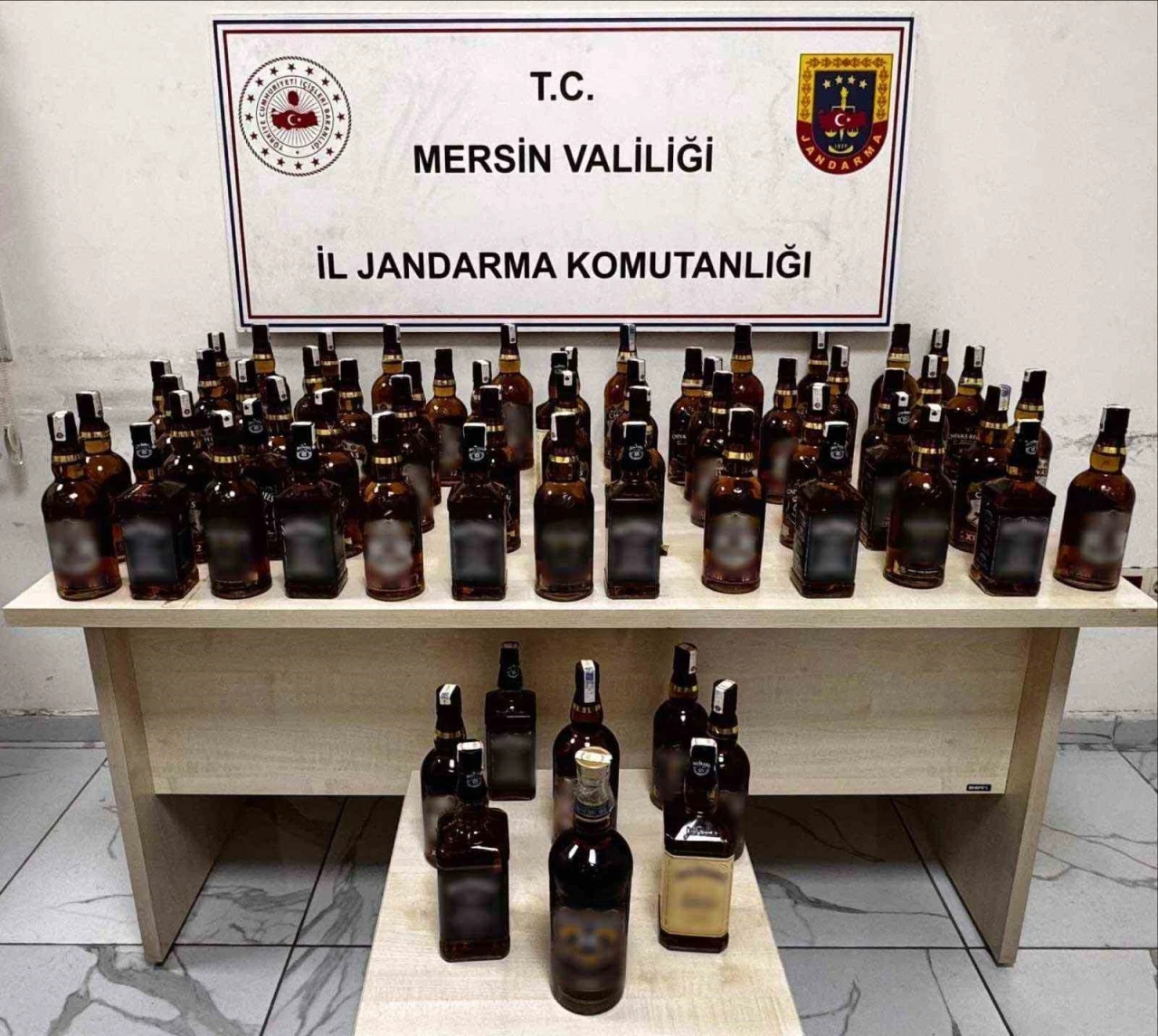 Otomobilden şişe şişe kaçak içki çıktı
