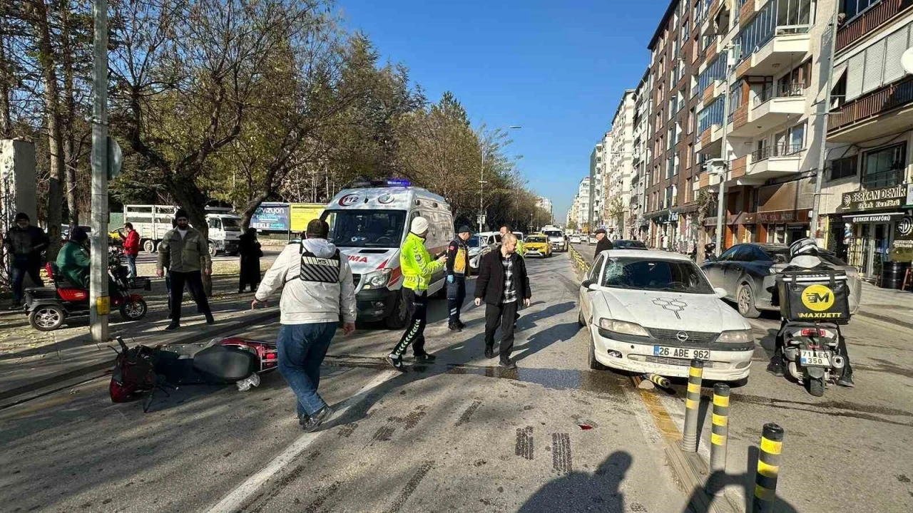 Otomobile &ccedil;arpan elektrikli bisikletin s&uuml;r&uuml;c&uuml;s&uuml; ağır yaralandı

