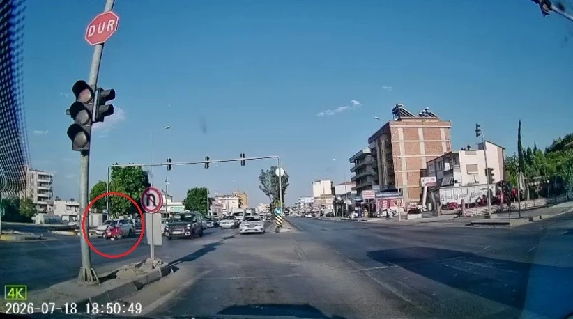 Otomobile &ccedil;arpan motosiklet s&uuml;r&uuml;c&uuml;s&uuml;n&uuml;n kaskı fırladı, havada takla atıp yere savruldu

