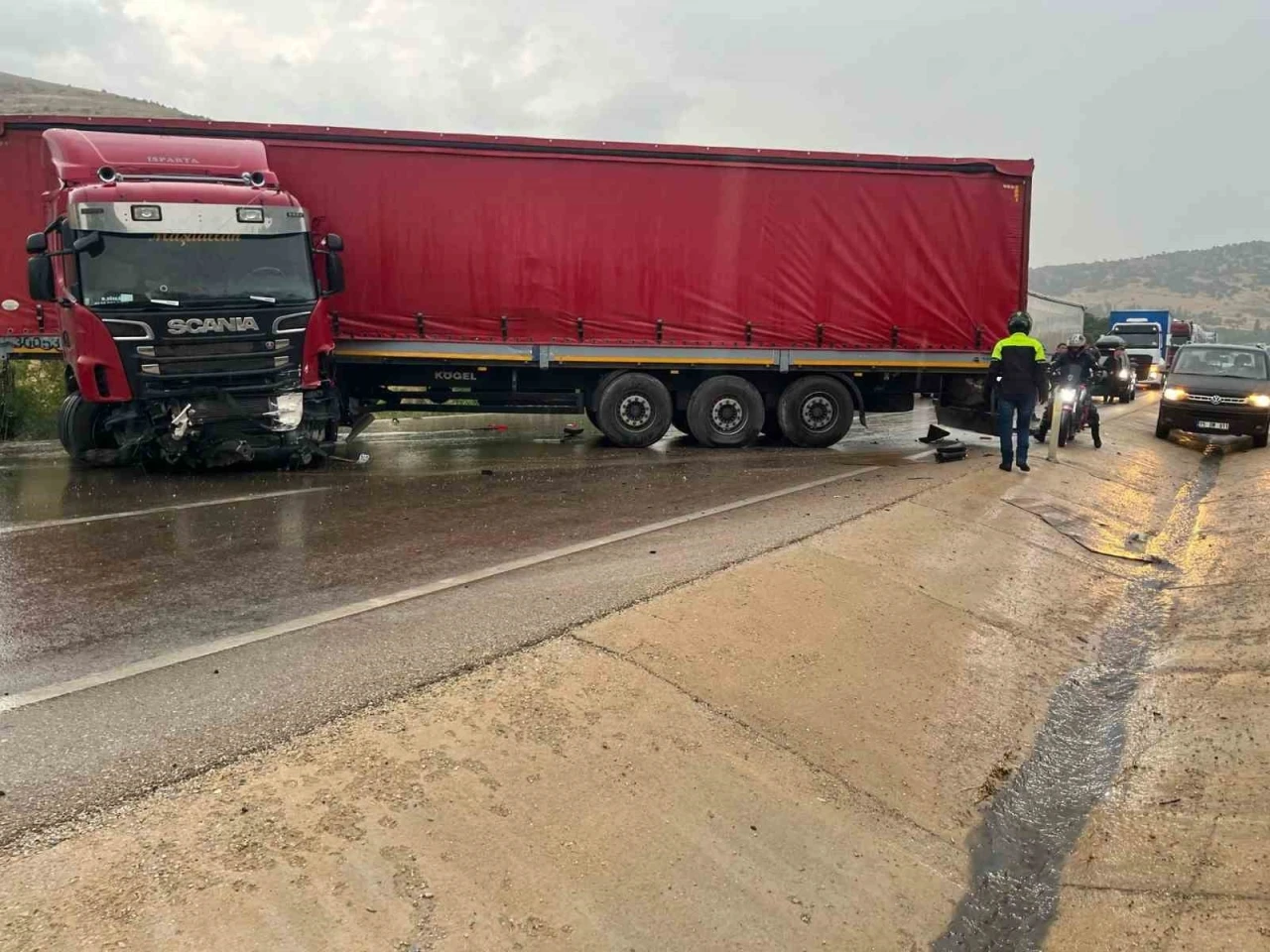 Otomobile çarpan tır sürücüsü yaralandı
