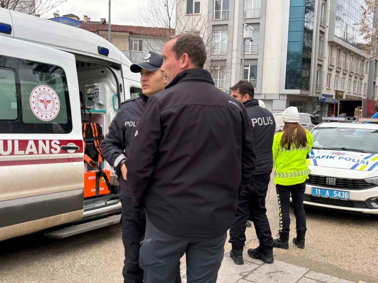 Otomobile &ccedil;arpmamak i&ccedil;in ani fren yapan motosikletli yaralandı
