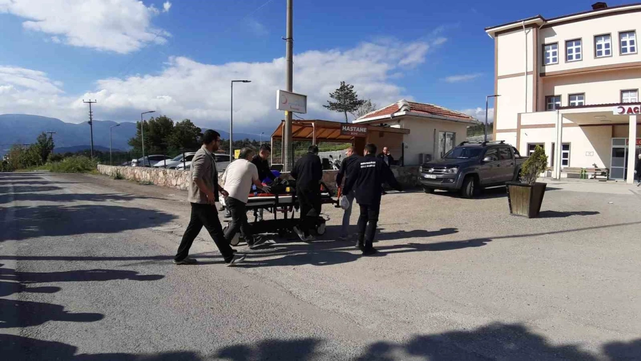 Otomobile çarpmamak için refüje girdi: Hastaneye sedyeyle götürüldü
