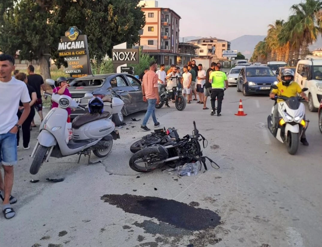 Otomobile ok gibi saplanan motosikletteki 1 kişi öldü, 1 kişi yaralandı
