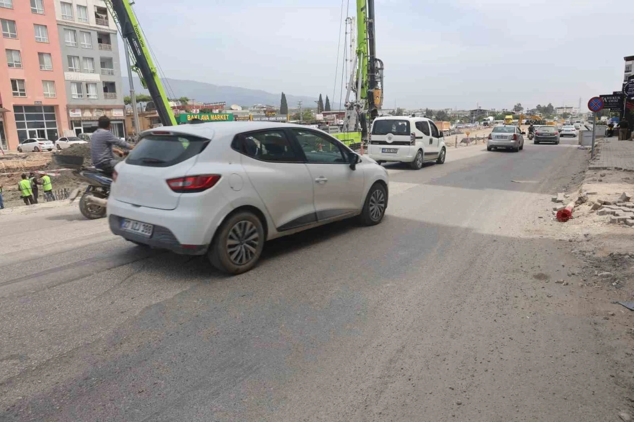 Otomobili oyuncak araba gibi önünde sürükledi, arkasına bakmadan gitti
