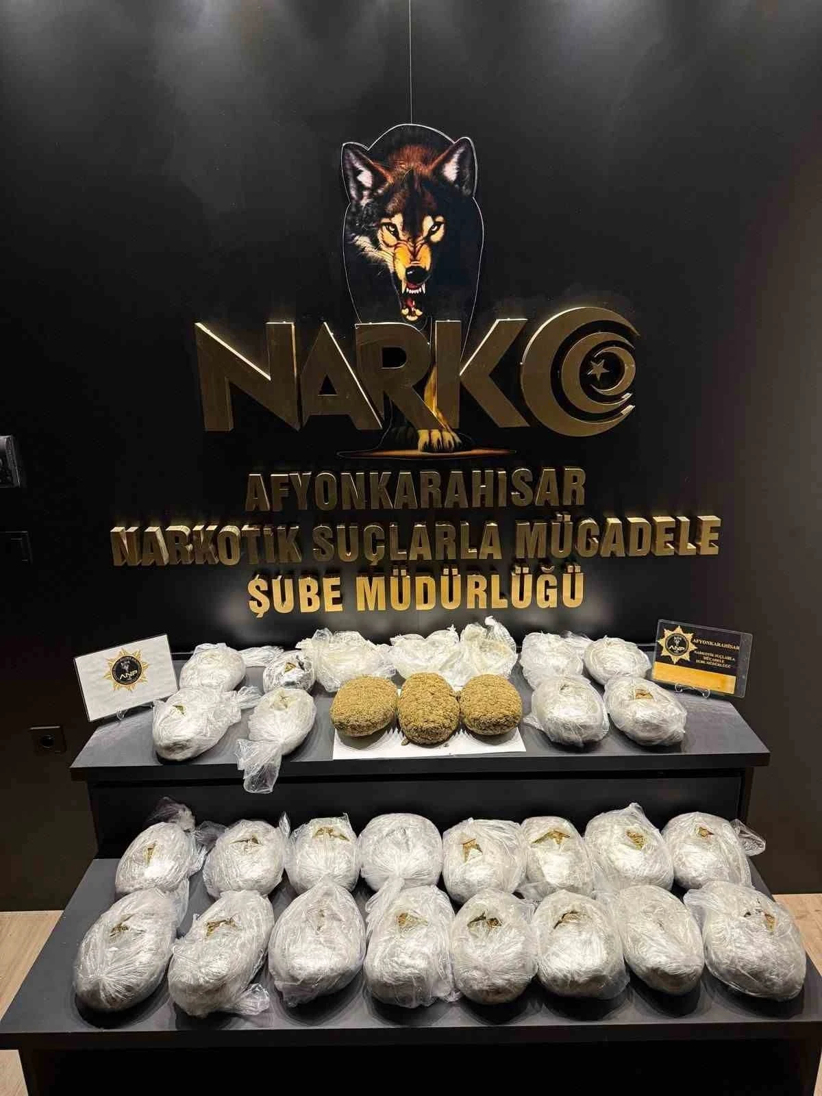 Otomobilin arka kapısının döşemesinin içerisine zulalanmış 11 kilo 500 gram uyuşturucu ele geçirildi
