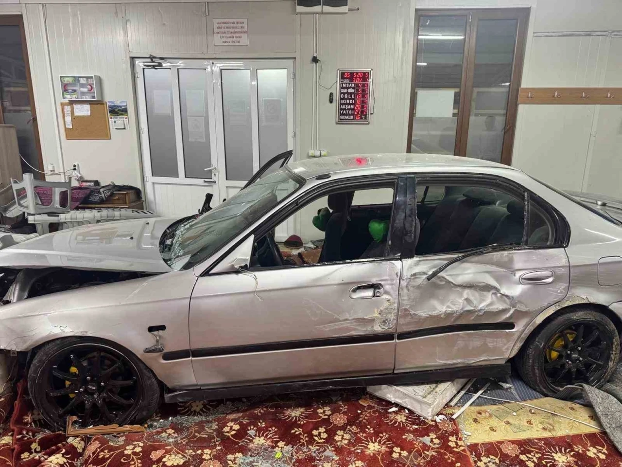 Otomobilin camiye daldığı anların güvenlik kamerası ortaya çıktı
