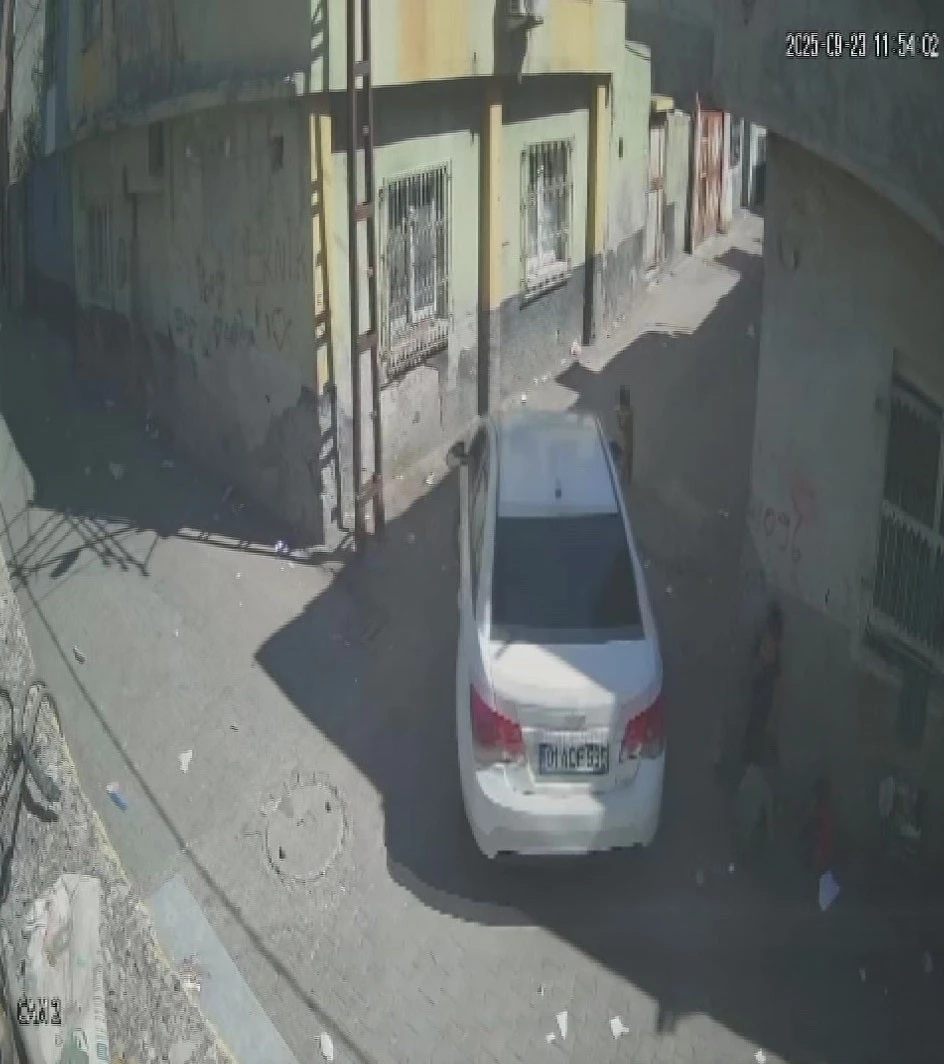 Otomobilin çarptığı 2 yaşındaki Cumali hayatını kaybetti: Kaza anı kamerada
