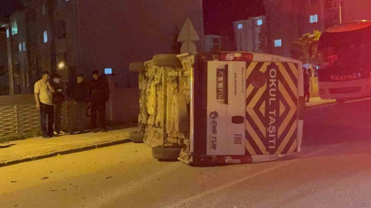 Otomobilin &ccedil;arptığı iş&ccedil;i servisi yan yattı: 7 yaralı
