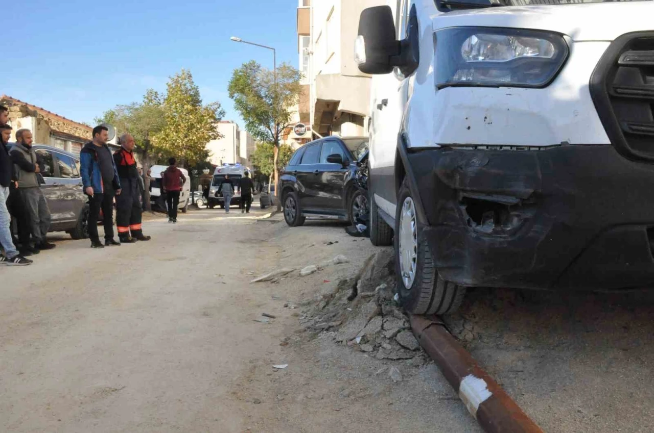 Otomobilin çarptığı kamyonet aydınlatma direğini devirdi: 2 yaralı