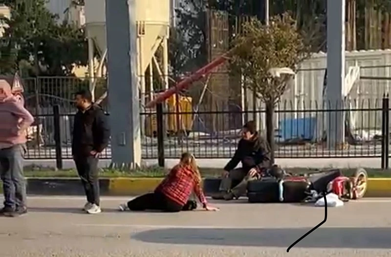 Otomobilin &ccedil;arptığı motosikletteki 2 kişi yaralandı
