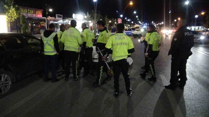 Otomobilin &ccedil;arptığı yaya 30 metre savrulup hayatını kaybetti
