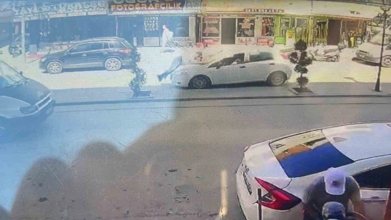 Otomobilin &ccedil;arptığı yayanın 10 metre savrulduğu anlar kameraya yansıdı
