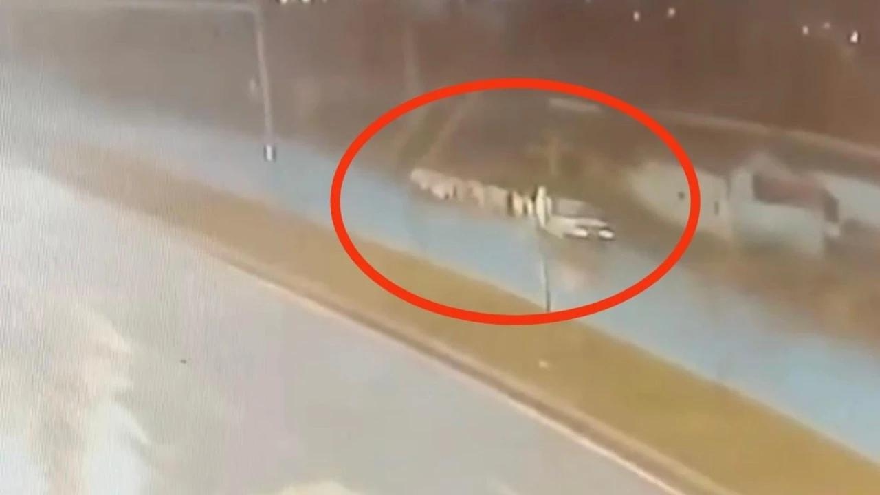 Otomobilin çobana ve sürüye çarpma anı kameraya yansıdı
