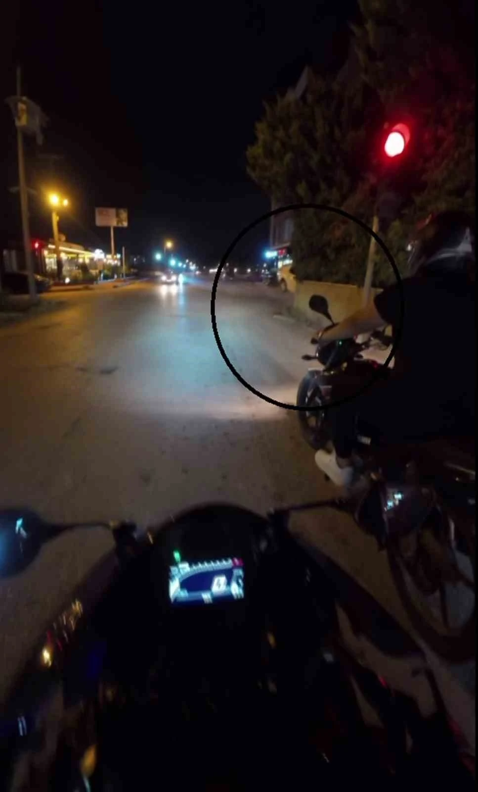 Otomobilin duvara &ccedil;akıldığı anlar kask kamerasında
