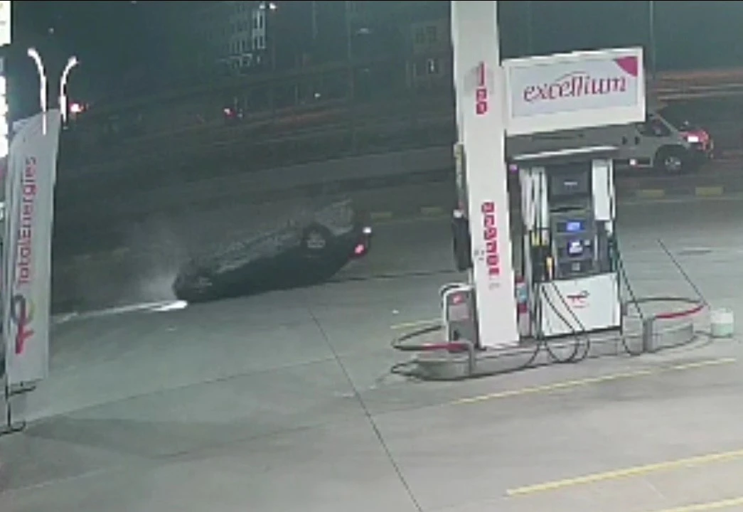 Otomobilin kaldırıma çarpıp ters döndüğü anlar kamerada