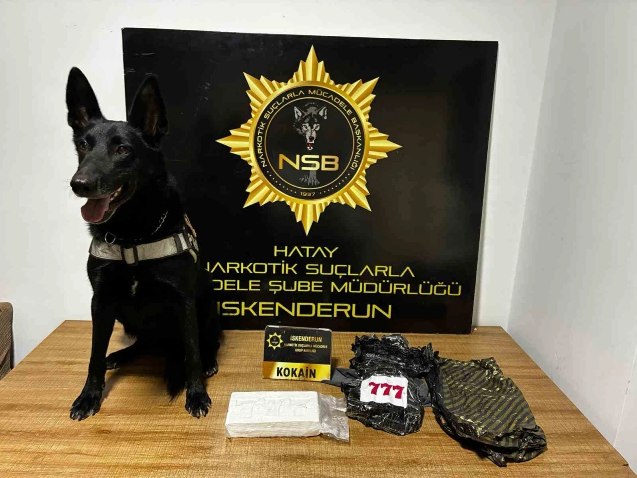 Otomobilin kaputundan 5 buçuk milyon TL’lik uyuşturucu çıktı
