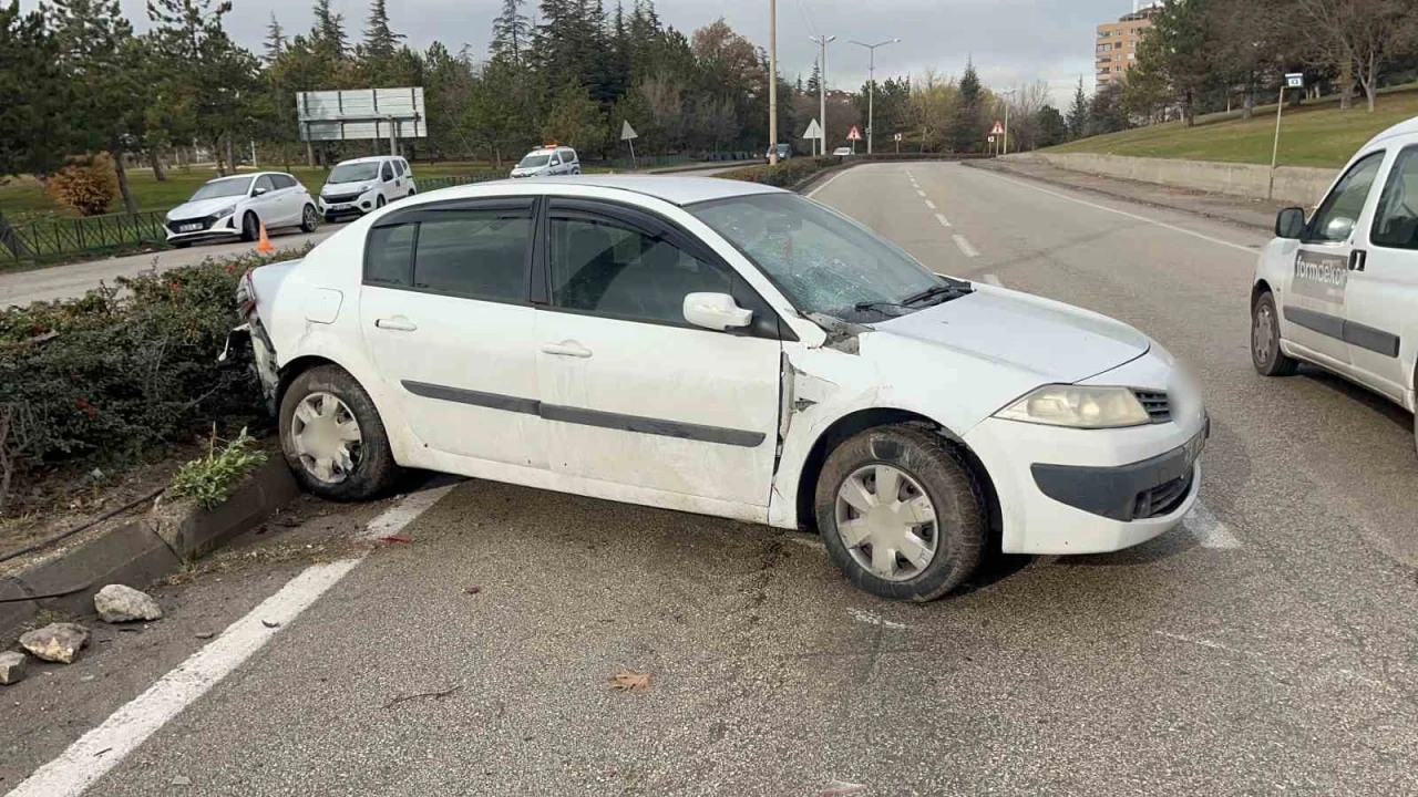 Otomobilin refüjde çarptığı kadınlara karşıdan gelen otomobil de çarptı: 1 ölü, 1 yaralı
