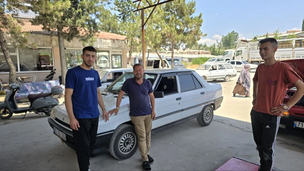 Otomobilin torpidosuna sıkışan yavru kedi, ustaların seferberliğiyle kurtarıldı
