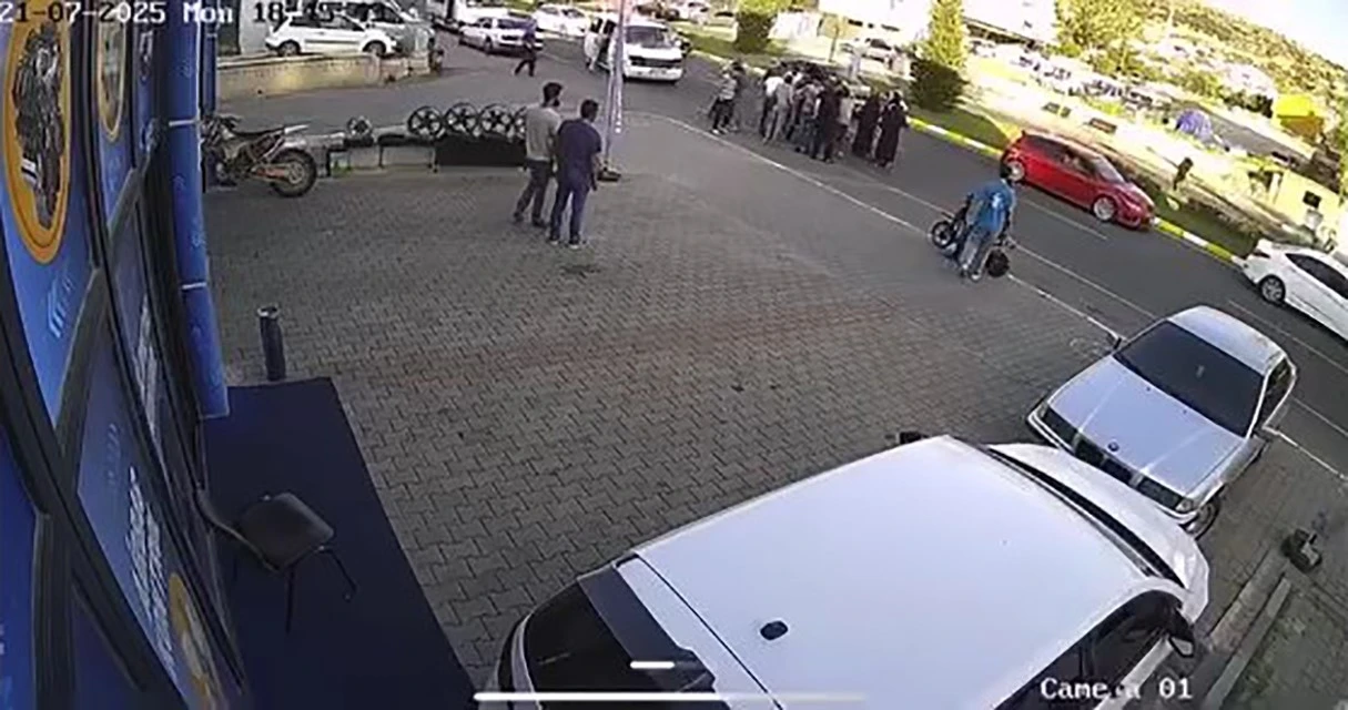 Otomobilin yaşlı adama çarptığı anlar kamerada
